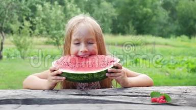 小女孩吃西瓜。 儿童吃西瓜片的肖像。